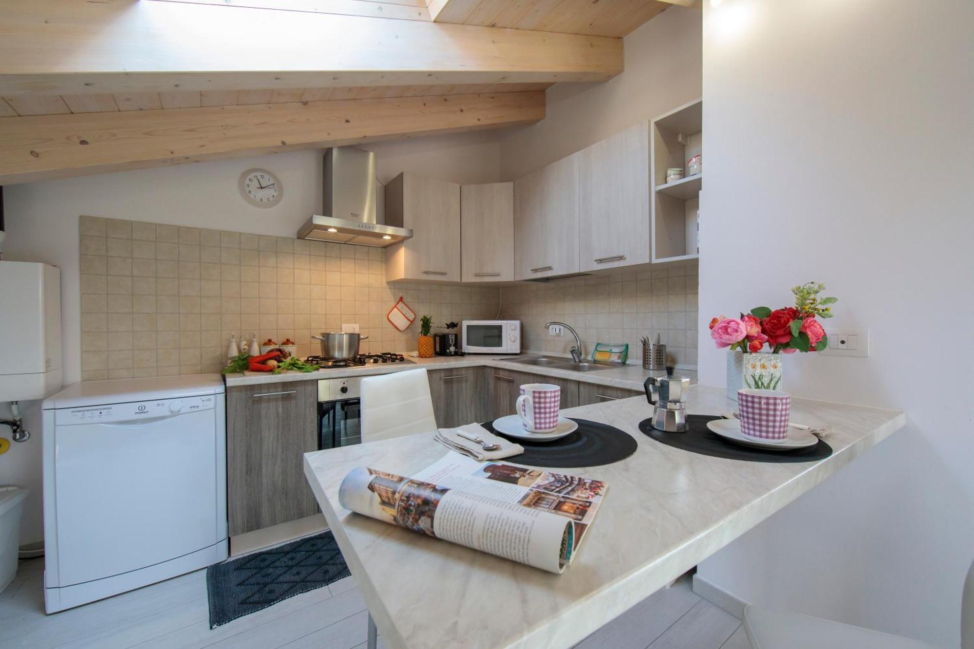 Silver Lake Apartment - Happy Rentals Angera Exterior photo